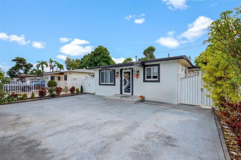 Casa en venta en Hialeah, Florida, 3 dormitorios, 144 m2 № 2088774 - foto 3