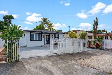 Casa en venta en Hialeah, Florida, 3 dormitorios, 144 m2 № 2088774 - foto 2