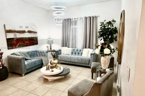 House in Homestead, Florida 3 bedrooms, 176.24 sq.m. № 2046003 - photo 15