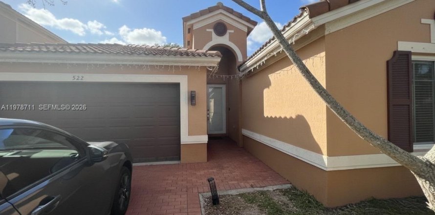 House in Homestead, Florida 3 bedrooms, 176.24 sq.m. № 2046003