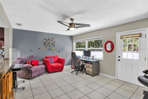 House in Largo, Florida 4 bedrooms, 213.4 sq.m. № 2237483 - photo 17