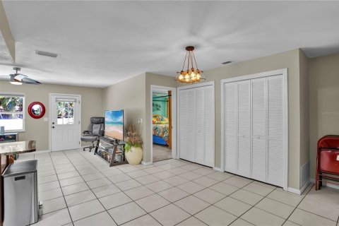House in Largo, Florida 4 bedrooms, 213.4 sq.m. № 2237483 - photo 19