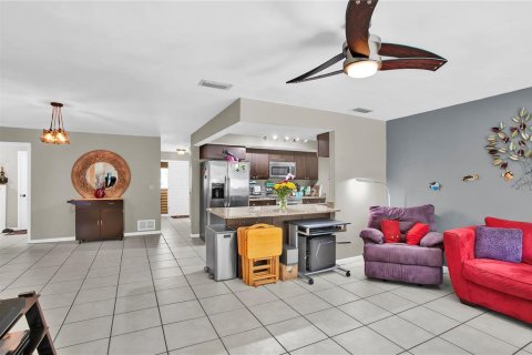 House in Largo, Florida 4 bedrooms, 213.4 sq.m. № 2237483 - photo 18