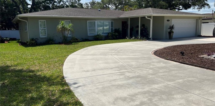 House in Largo, Florida 4 bedrooms, 213.4 sq.m. № 2237483