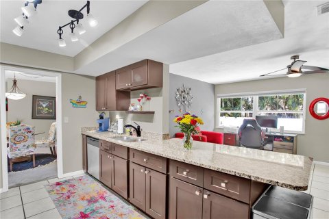 House in Largo, Florida 4 bedrooms, 213.4 sq.m. № 2237483 - photo 11