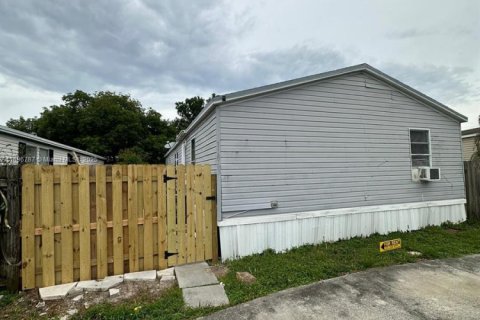 Снять в аренду квартиру в Бока-Ратон, Флорида 3 спальни, 107.02м2, № 1948397 - фото 1