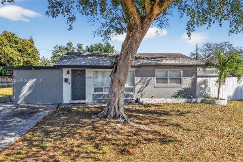 House in Hollywood, Florida 3 bedrooms, 82.31 sq.m. № 2041165 - photo 2