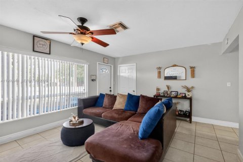 House in Hollywood, Florida 3 bedrooms, 82.31 sq.m. № 2041165 - photo 6