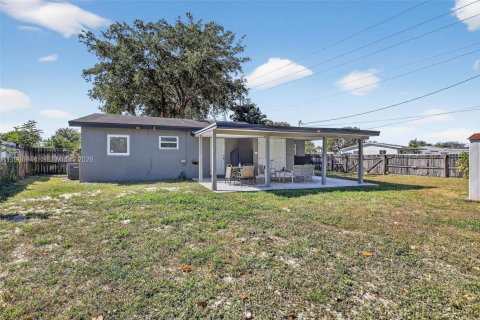 House in Hollywood, Florida 3 bedrooms, 82.31 sq.m. № 2041165 - photo 27