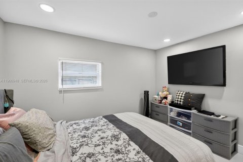 House in Hollywood, Florida 3 bedrooms, 82.31 sq.m. № 2041165 - photo 15