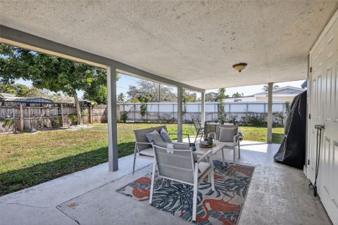 House in Hollywood, Florida 3 bedrooms, 82.31 sq.m. № 2041165 - photo 28