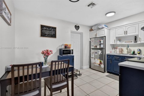 House in Hollywood, Florida 3 bedrooms, 82.31 sq.m. № 2041165 - photo 10