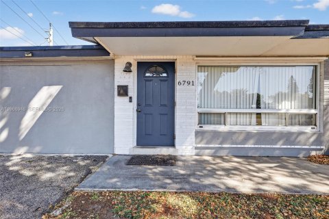 House in Hollywood, Florida 3 bedrooms, 82.31 sq.m. № 2041165 - photo 3