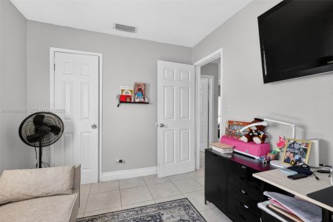 House in Hollywood, Florida 3 bedrooms, 82.31 sq.m. № 2041165 - photo 24