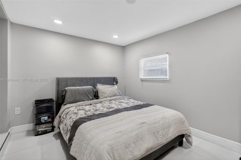 House in Hollywood, Florida 3 bedrooms, 82.31 sq.m. № 2041165 - photo 13