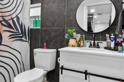 House in Hollywood, Florida 3 bedrooms, 82.31 sq.m. № 2041165 - photo 19