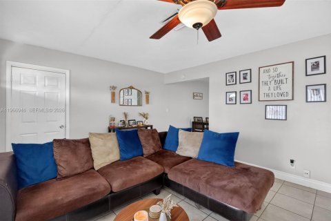 House in Hollywood, Florida 3 bedrooms, 82.31 sq.m. № 2041165 - photo 7