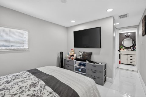 House in Hollywood, Florida 3 bedrooms, 82.31 sq.m. № 2041165 - photo 14