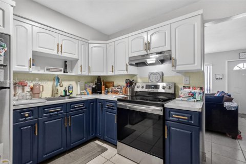 House in Hollywood, Florida 3 bedrooms, 82.31 sq.m. № 2041165 - photo 9