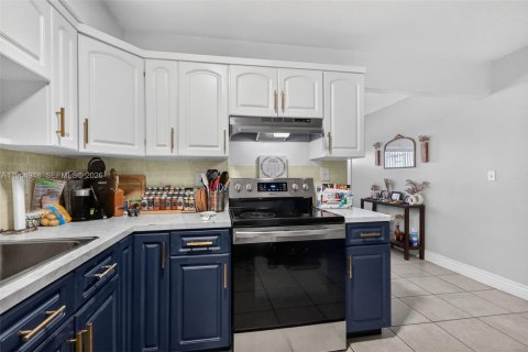 House in Hollywood, Florida 3 bedrooms, 82.31 sq.m. № 2041165 - photo 11