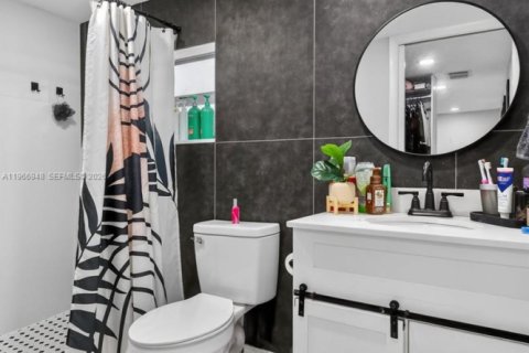 House in Hollywood, Florida 3 bedrooms, 82.31 sq.m. № 2041165 - photo 18