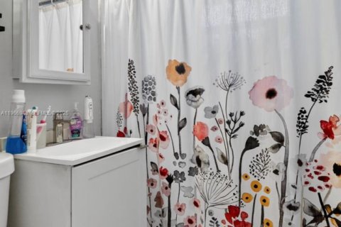 House in Hollywood, Florida 3 bedrooms, 82.31 sq.m. № 2041165 - photo 22