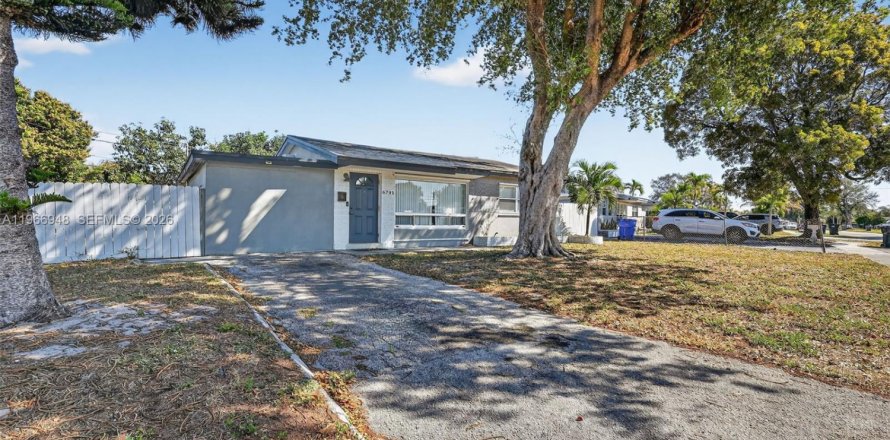 House in Hollywood, Florida 3 bedrooms, 82.31 sq.m. № 2041165