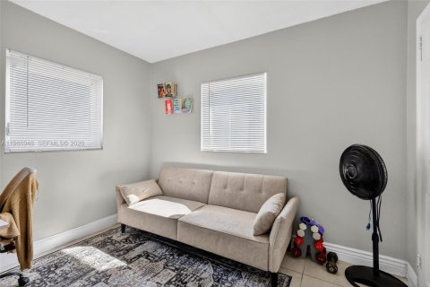 House in Hollywood, Florida 3 bedrooms, 82.31 sq.m. № 2041165 - photo 25