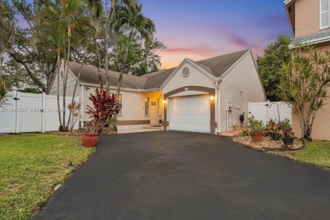 Villa ou maison à Pembroke Pines, Floride 3 chambres, 130.81 m2 № 2059638