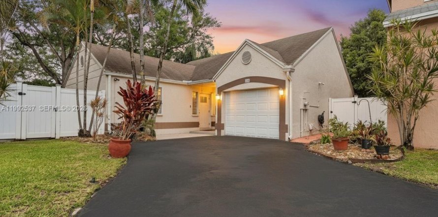 Villa ou maison à Pembroke Pines, Floride 3 chambres, 130.81 m2 № 2059638