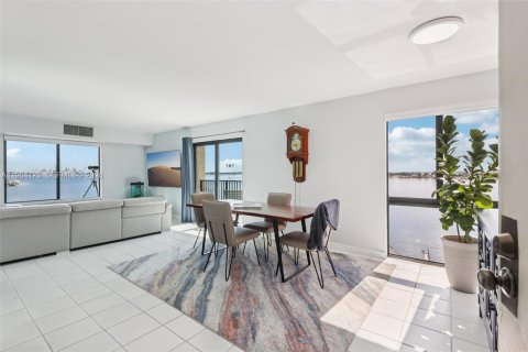 Condo in Miami, Florida, 2 bedrooms  № 2026791 - photo 12