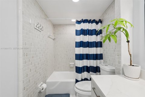 Condo in Miami, Florida, 2 bedrooms  № 2026791 - photo 22
