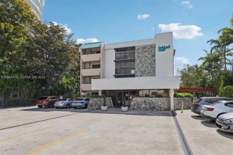 Condo in Miami, Florida, 2 bedrooms  № 2026791 - photo 2