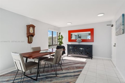 Condo in Miami, Florida, 2 bedrooms  № 2026791 - photo 9