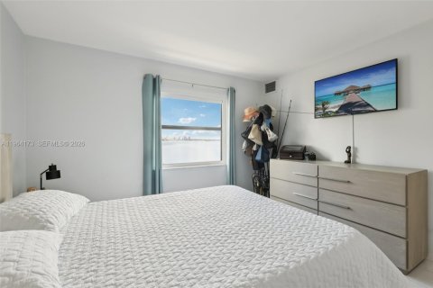 Condo in Miami, Florida, 2 bedrooms  № 2026791 - photo 18