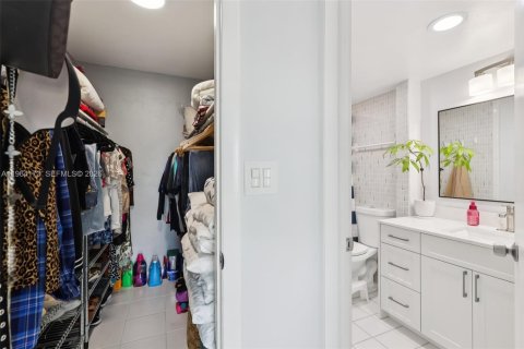 Condo in Miami, Florida, 2 bedrooms  № 2026791 - photo 16