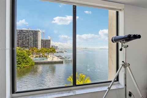 Condo in Miami, Florida, 2 bedrooms  № 2026791 - photo 29