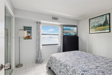 Condo in Miami, Florida, 2 bedrooms  № 2026791 - photo 26