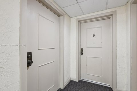 Condo in Miami, Florida, 2 bedrooms  № 2026791 - photo 4