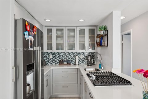 Condo in Miami, Florida, 2 bedrooms  № 2026791 - photo 14
