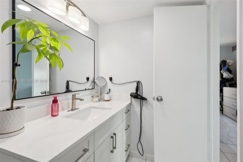 Condo in Miami, Florida, 2 bedrooms  № 2026791 - photo 23