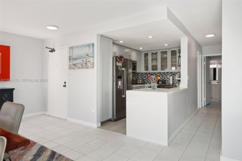Condo in Miami, Florida, 2 bedrooms  № 2026791 - photo 10