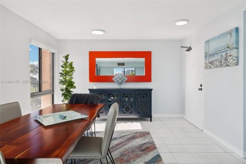Condo in Miami, Florida, 2 bedrooms  № 2026791 - photo 11