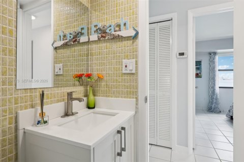 Condo in Miami, Florida, 2 bedrooms  № 2026791 - photo 25