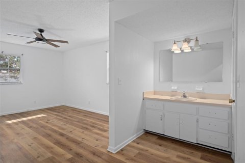 House in Seminole, Florida 3 bedrooms, 157.19 sq.m. № 1915523 - photo 14