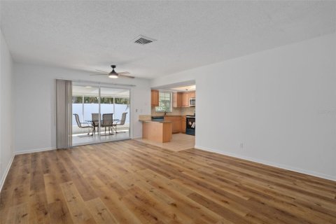 House in Seminole, Florida 3 bedrooms, 157.19 sq.m. № 1915523 - photo 8