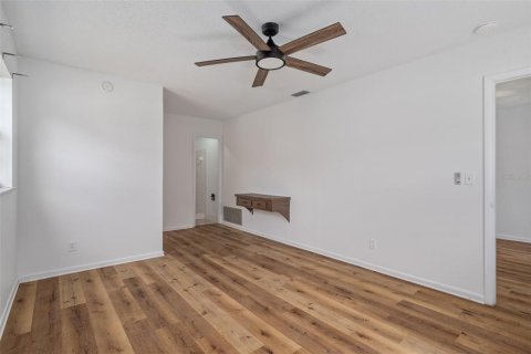 House in Seminole, Florida 3 bedrooms, 157.19 sq.m. № 1915523 - photo 12
