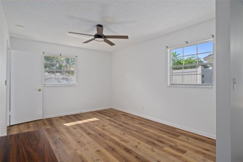 House in Seminole, Florida 3 bedrooms, 157.19 sq.m. № 1915523 - photo 13