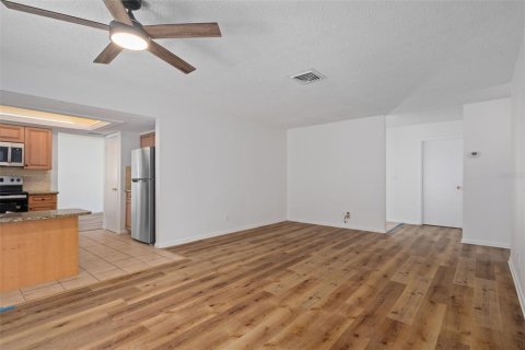 House in Seminole, Florida 3 bedrooms, 157.19 sq.m. № 1915523 - photo 10