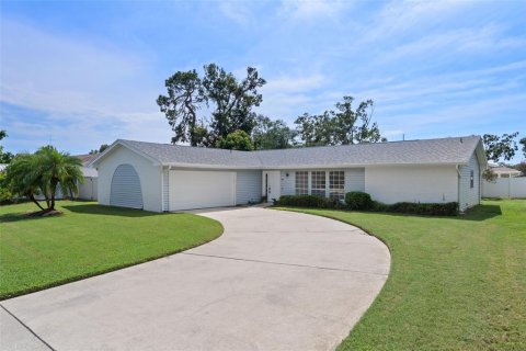 House in Seminole, Florida 3 bedrooms, 157.19 sq.m. № 1915523 - photo 1